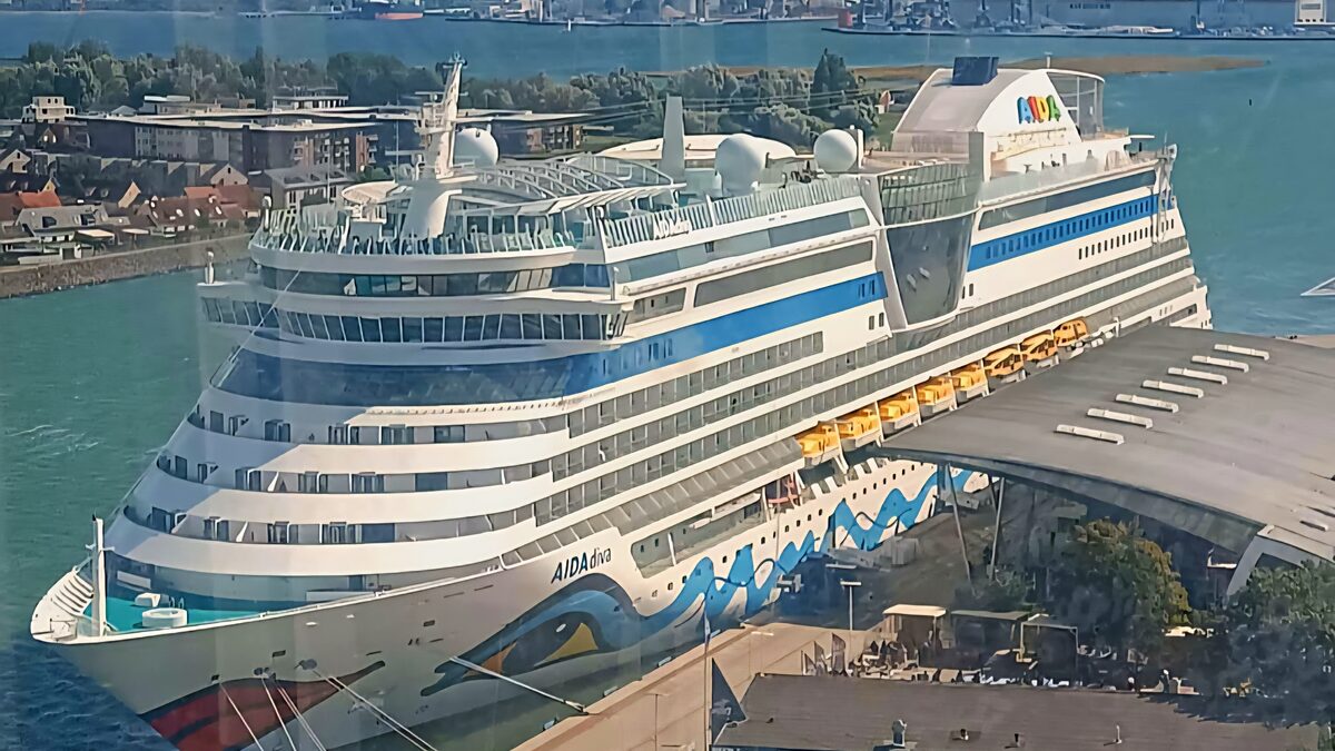 Das Kreuzfahrtschiff AIDAdiva am Liegeplatz in Warnemünde, Bug zum Betrachter