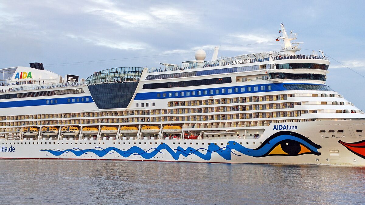 Das Kreuzfahrtschiff AIDAluna in Seitenansicht auf dem Wasser