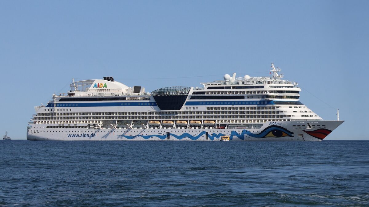 Das Kreuzfahrtschiff AIDAmar in voller Seitenansicht auf offener See
