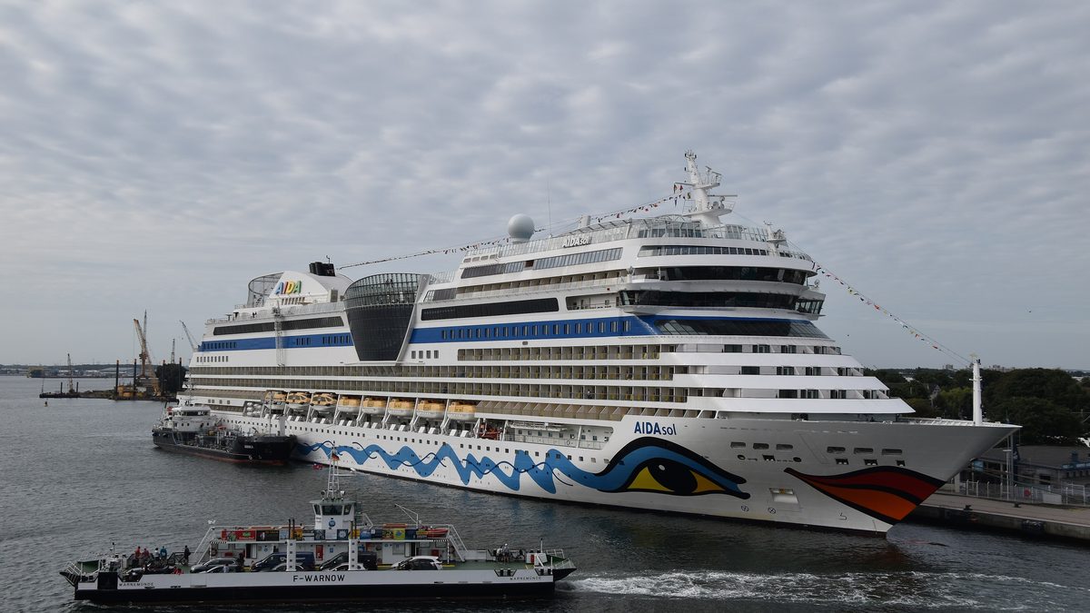 Das Kreuzfahrtschiff AIDAsol am Liegeplatz in Warnemünde, davor die Fähre F-Warnow