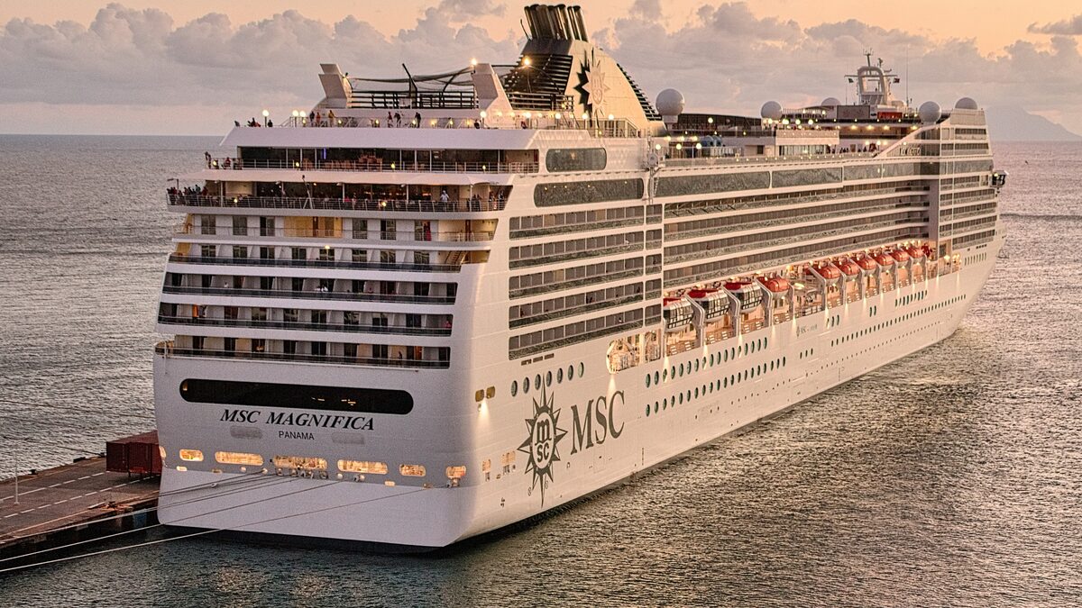 Das Kreuzfahrtschiff MSC Magnifica am Pier im Abendlicht, Bug schräg zum Betrachter