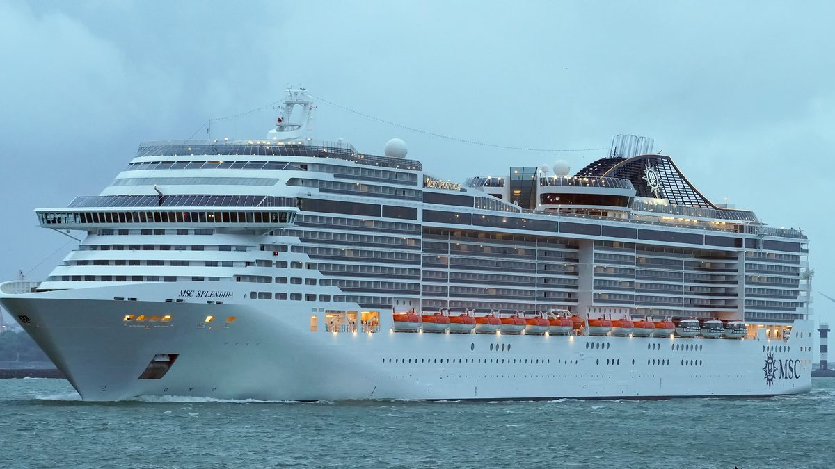 Das Kreuzfahrtschiff MSC Splendida in voller Seitenansicht bei bedecktem Himmel auf See